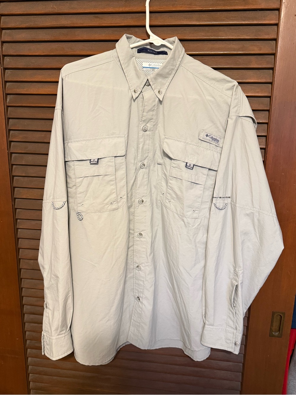 Columbia Light Gray Mesh-Lined Shirt with Navy Accent